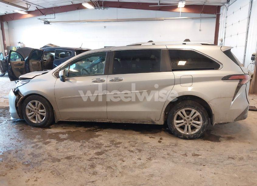 Photo 14 of 2023 Toyota Sienna PLATINUM (VIN 5TDESKFC0PS108025)