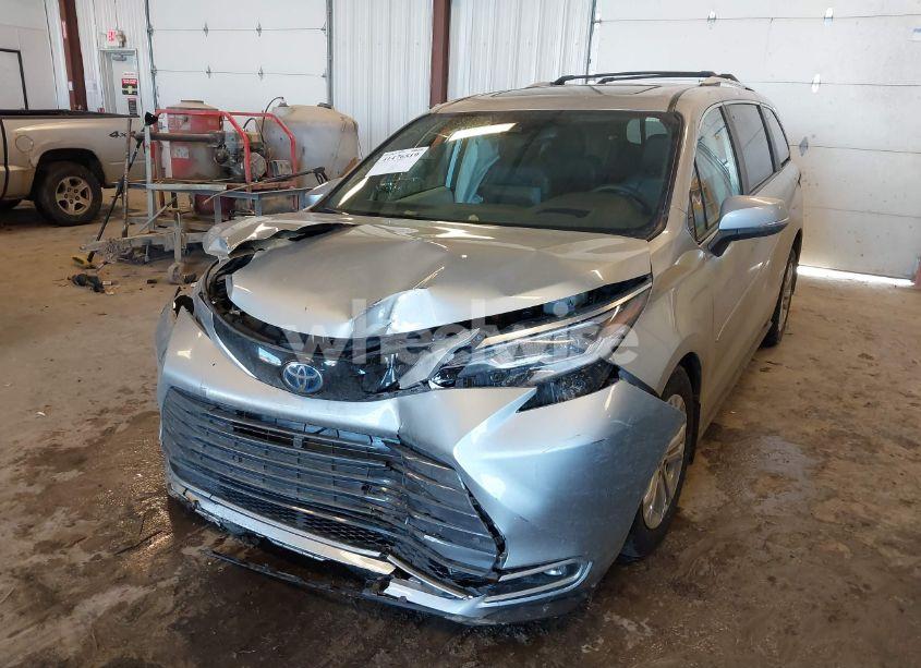 Photo 2 of 2023 Toyota Sienna PLATINUM (VIN 5TDESKFC0PS108025)