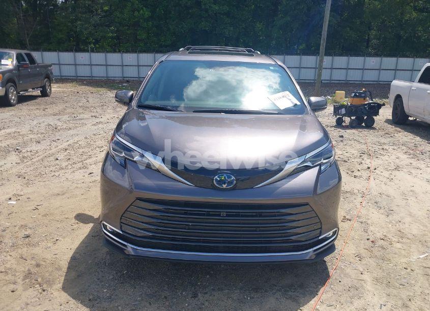 Photo 12 of 2024 Toyota Sienna PLATINUM (VIN 5TDESKFC0RS133994)