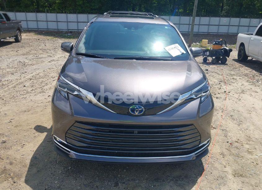 Photo 6 of 2024 Toyota Sienna PLATINUM (VIN 5TDESKFC0RS133994)