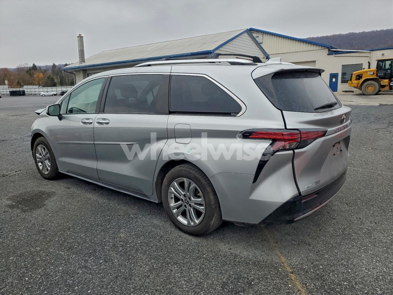 Photo 2 of 2022 TOYOTA SIENNA LIMITED (VIN 5TDESKFC1NS060872)
