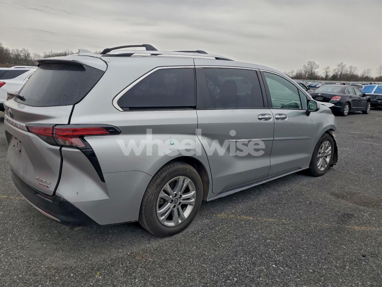 Photo 3 of 2022 TOYOTA SIENNA LIMITED (VIN 5TDESKFC1NS060872)