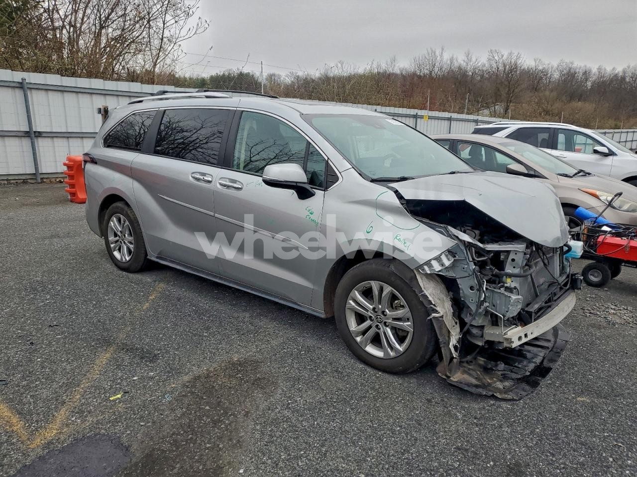 Photo 4 of 2022 TOYOTA SIENNA LIMITED (VIN 5TDESKFC1NS060872)