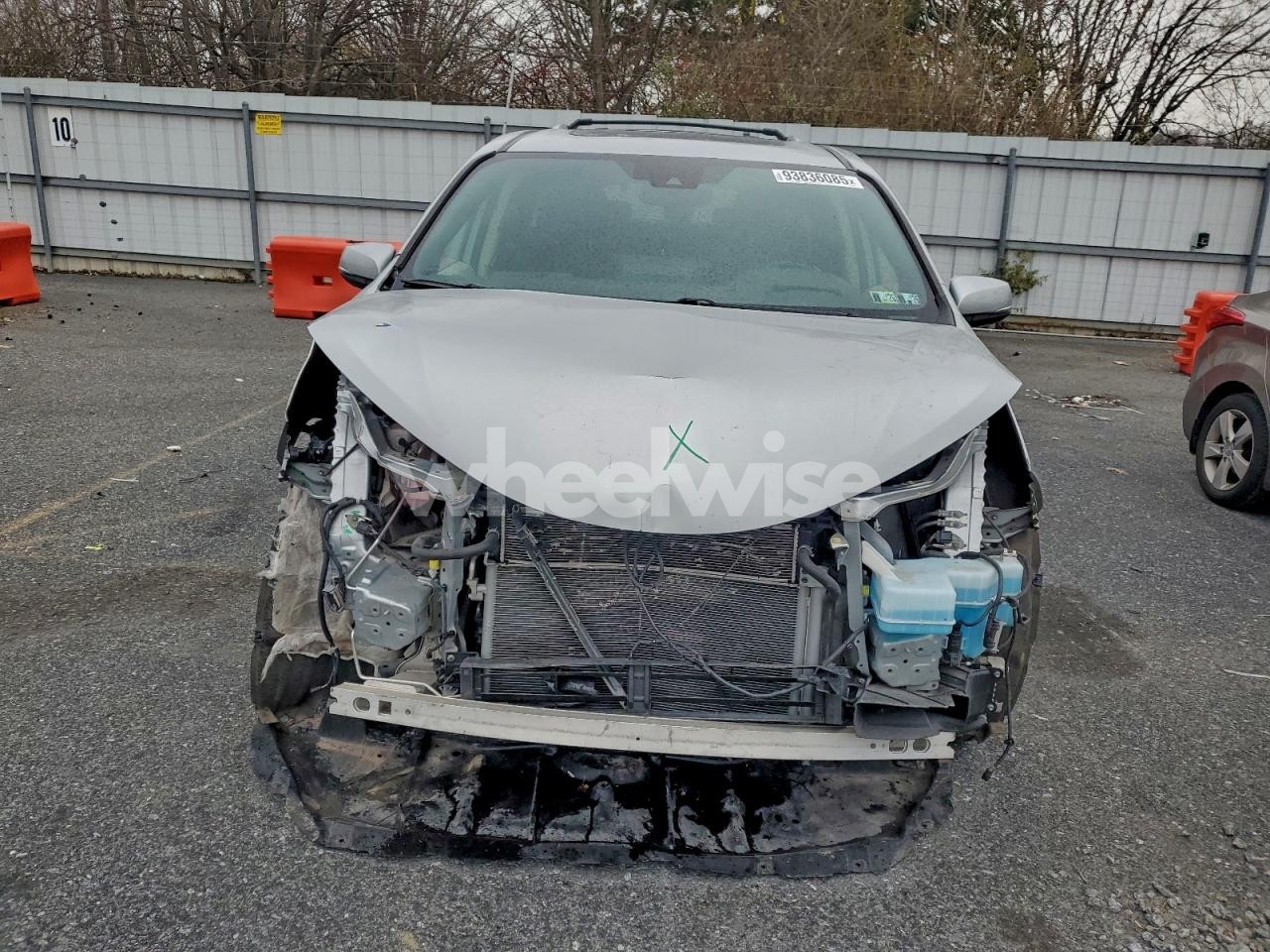 Photo 5 of 2022 TOYOTA SIENNA LIMITED (VIN 5TDESKFC1NS060872)