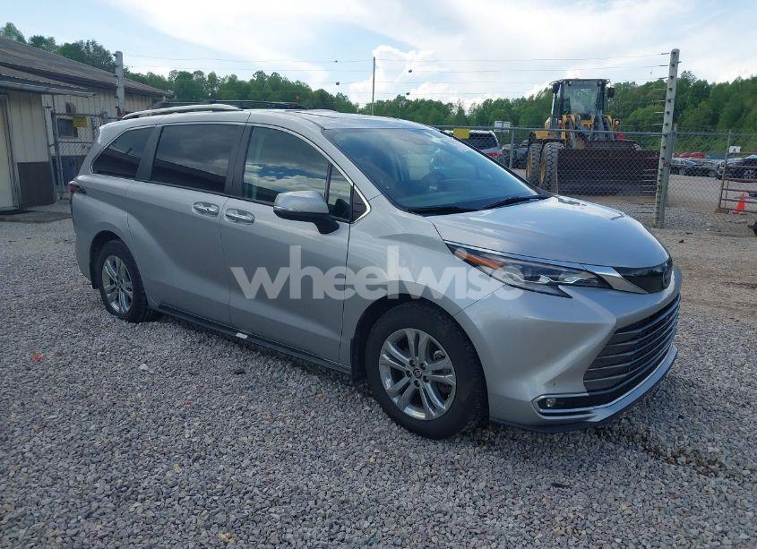 2022 Toyota Sienna PLATINUM (VIN 5TDESKFC2NS051825) main photo
