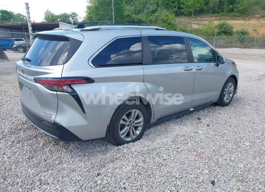 Photo 4 of 2022 Toyota Sienna PLATINUM (VIN 5TDESKFC2NS051825)