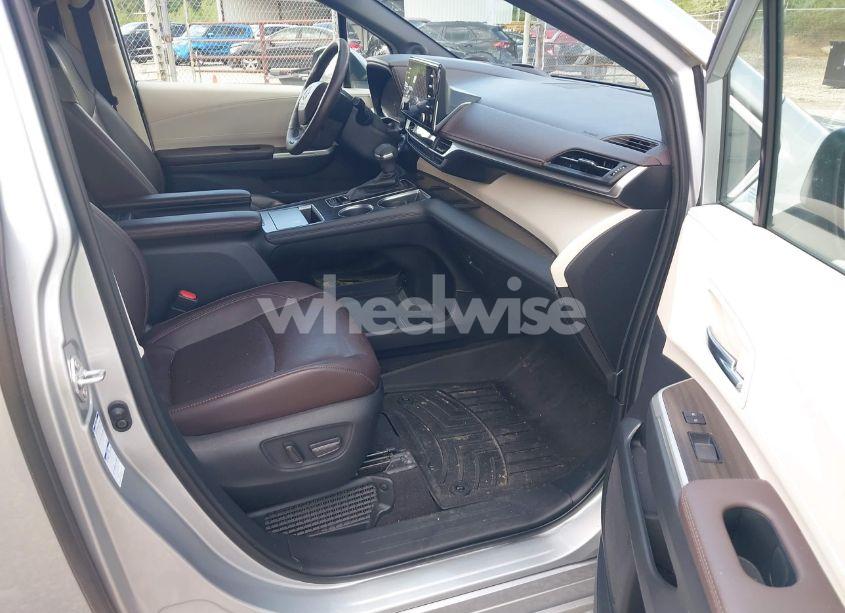 Photo 5 of 2022 Toyota Sienna PLATINUM (VIN 5TDESKFC2NS051825)