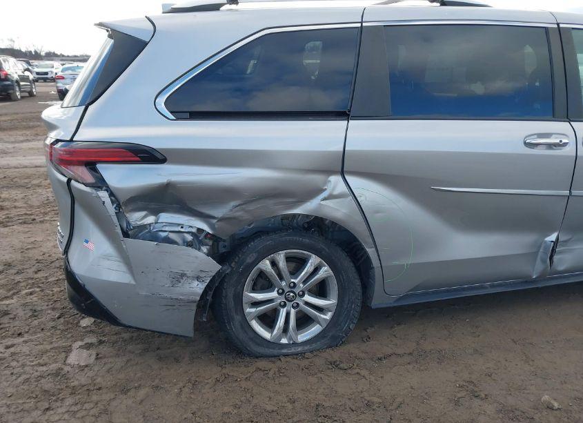 Photo 6 of 2021 Toyota Sienna PLATINUM (VIN 5TDESKFC3MS035051)