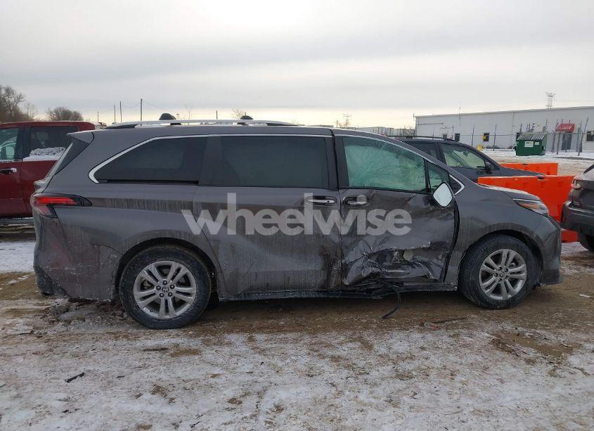 Photo 13 of 2023 Toyota Sienna PLATINUM (VIN 5TDESKFC3PS078602)