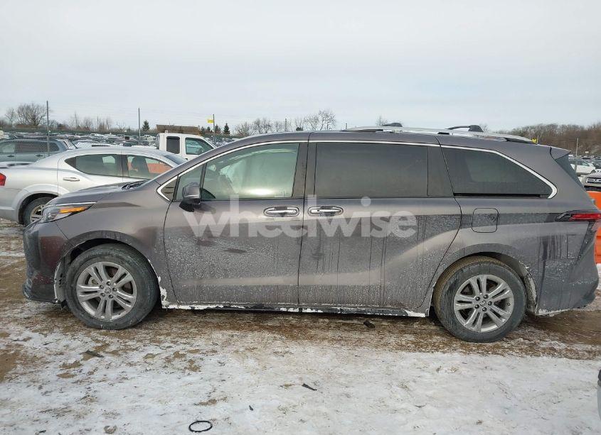 Photo 14 of 2023 Toyota Sienna PLATINUM (VIN 5TDESKFC3PS078602)