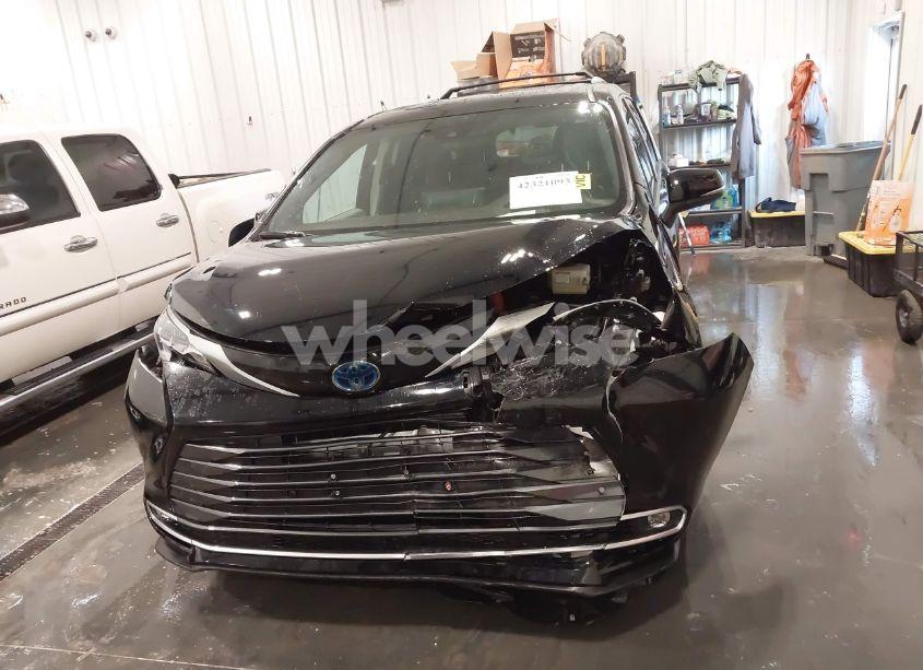 Photo 13 of 2024 Toyota Sienna PLATINUM (VIN 5TDESKFC3RS145914)