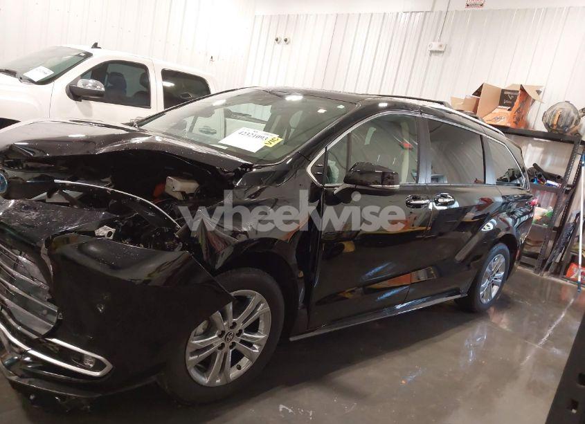 Photo 15 of 2024 Toyota Sienna PLATINUM (VIN 5TDESKFC3RS145914)