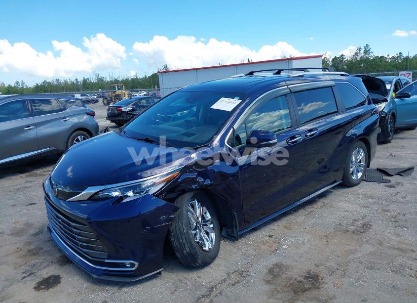 Photo 2 of 2022 Toyota Sienna PLATINUM (VIN 5TDESKFC4NS072028)