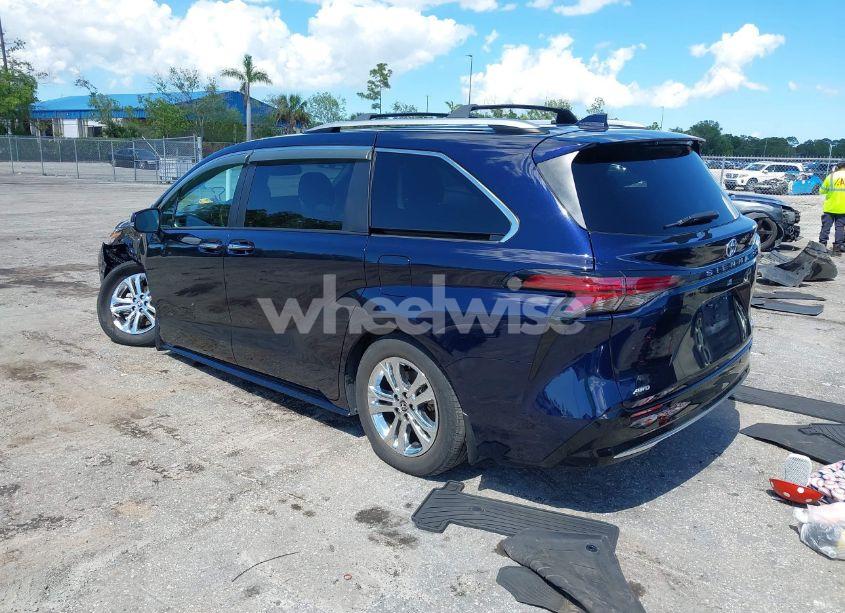 Photo 3 of 2022 Toyota Sienna PLATINUM (VIN 5TDESKFC4NS072028)