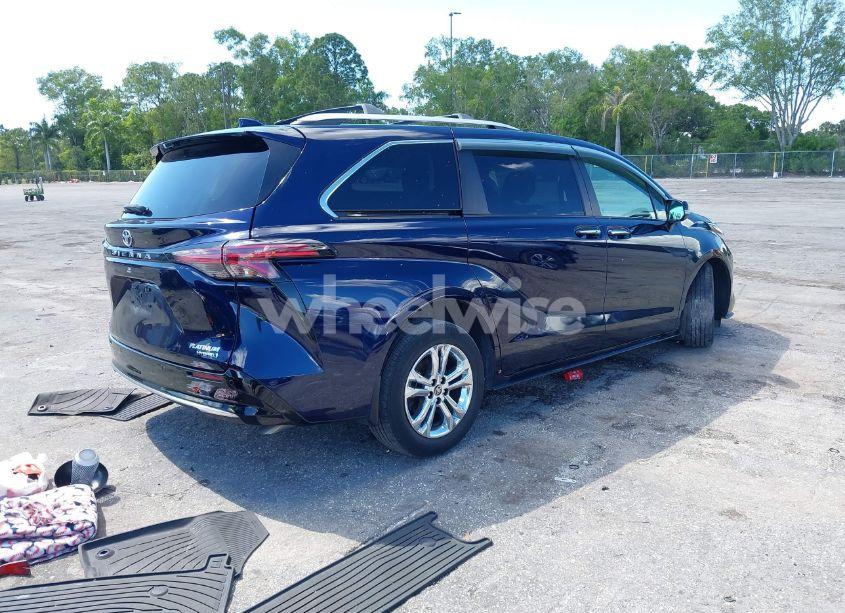 Photo 4 of 2022 Toyota Sienna PLATINUM (VIN 5TDESKFC4NS072028)