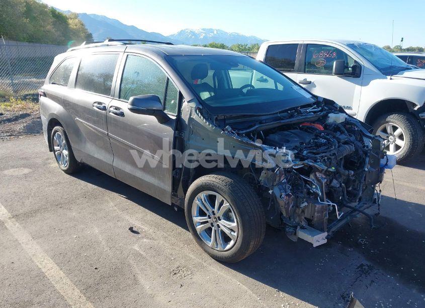 2024 Toyota Sienna PLATINUM (VIN 5TDESKFC4RS113702) main photo