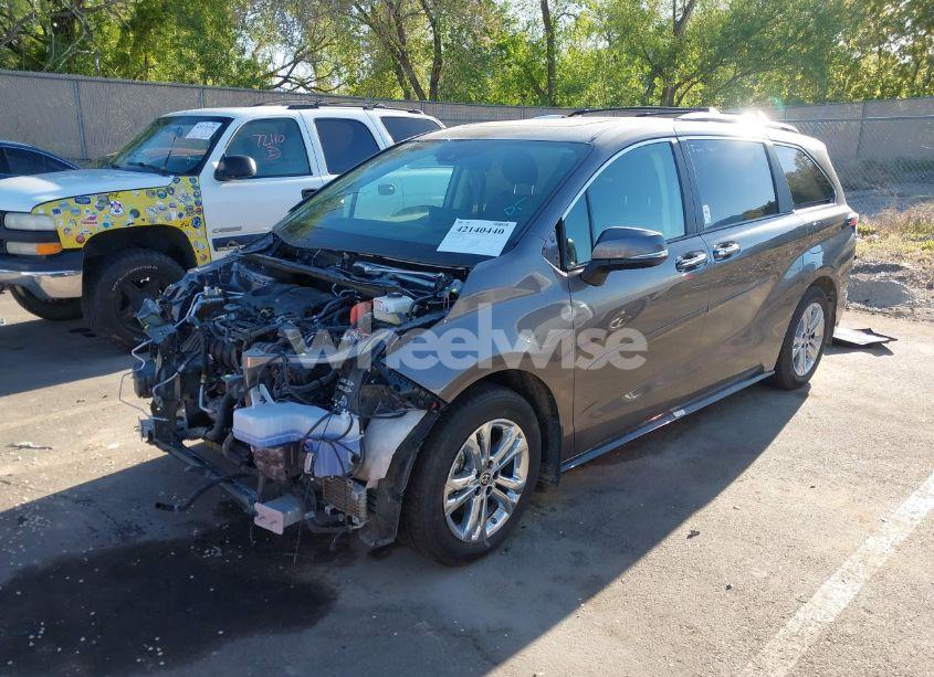 Photo 2 of 2024 Toyota Sienna PLATINUM (VIN 5TDESKFC4RS113702)