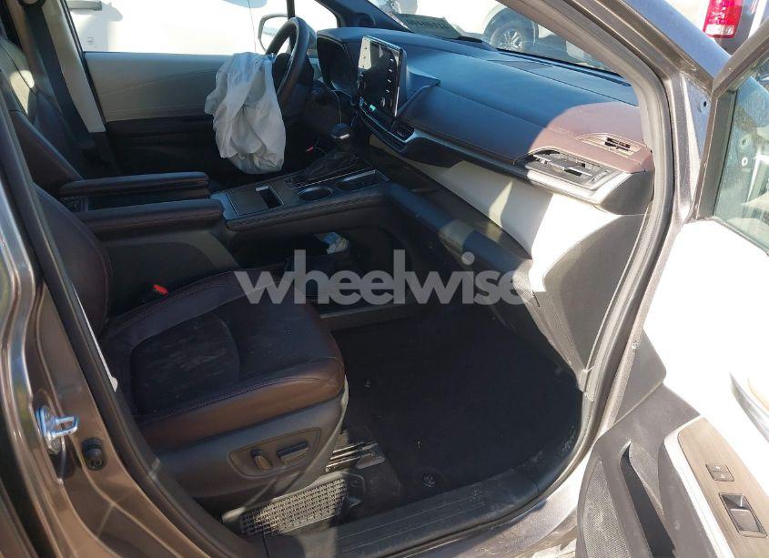 Photo 5 of 2024 Toyota Sienna PLATINUM (VIN 5TDESKFC4RS113702)