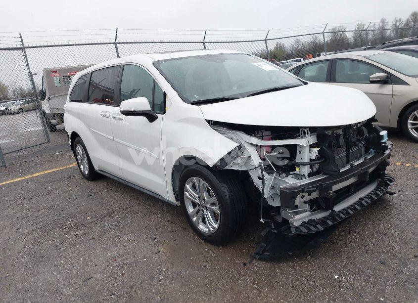 2024 Toyota Sienna PLATINUM (VIN 5TDESKFC4RS137515) main photo