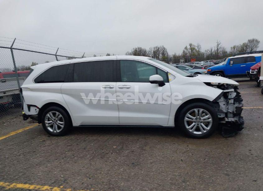 Photo 13 of 2024 Toyota Sienna PLATINUM (VIN 5TDESKFC4RS137515)