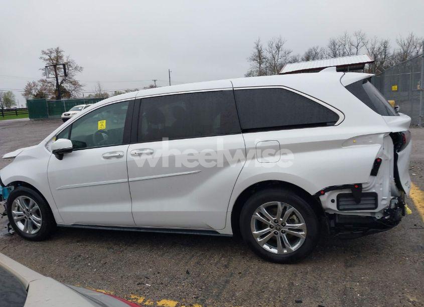 Photo 14 of 2024 Toyota Sienna PLATINUM (VIN 5TDESKFC4RS137515)