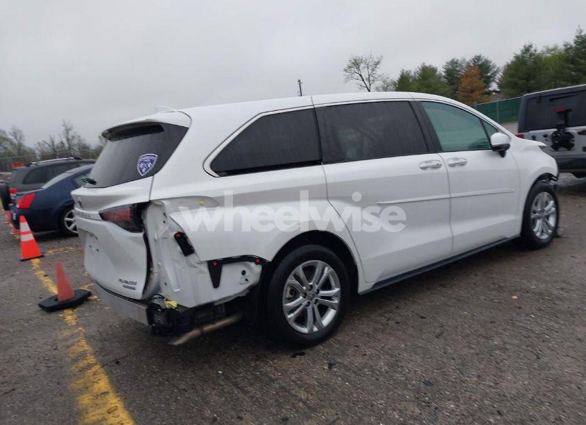 Photo 4 of 2024 Toyota Sienna PLATINUM (VIN 5TDESKFC4RS137515)