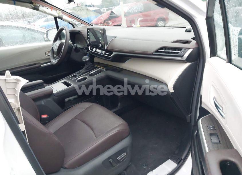 Photo 5 of 2024 Toyota Sienna PLATINUM (VIN 5TDESKFC4RS137515)