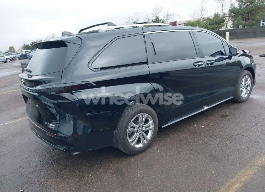 Photo 4 of 2023 Toyota Sienna PLATINUM (VIN 5TDESKFC5PS097037)