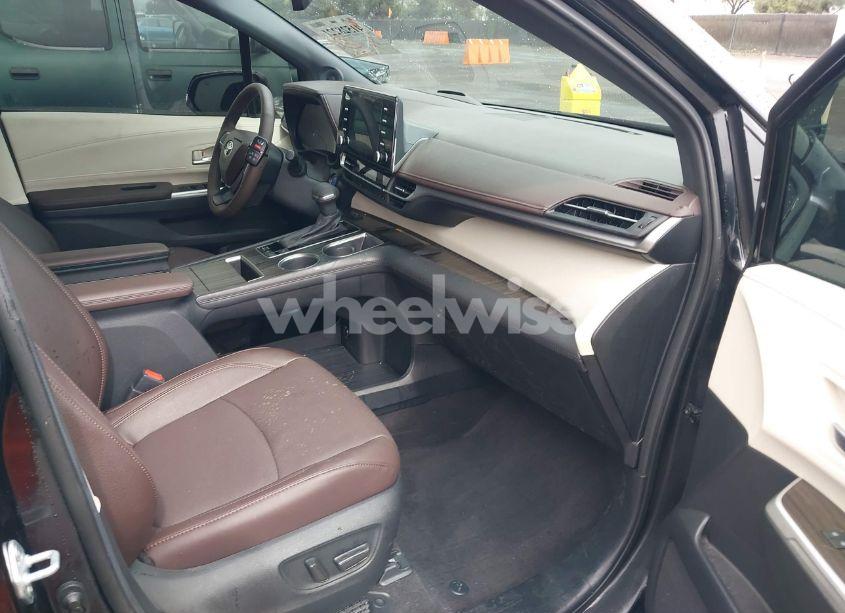 Photo 5 of 2023 Toyota Sienna PLATINUM (VIN 5TDESKFC5PS097037)