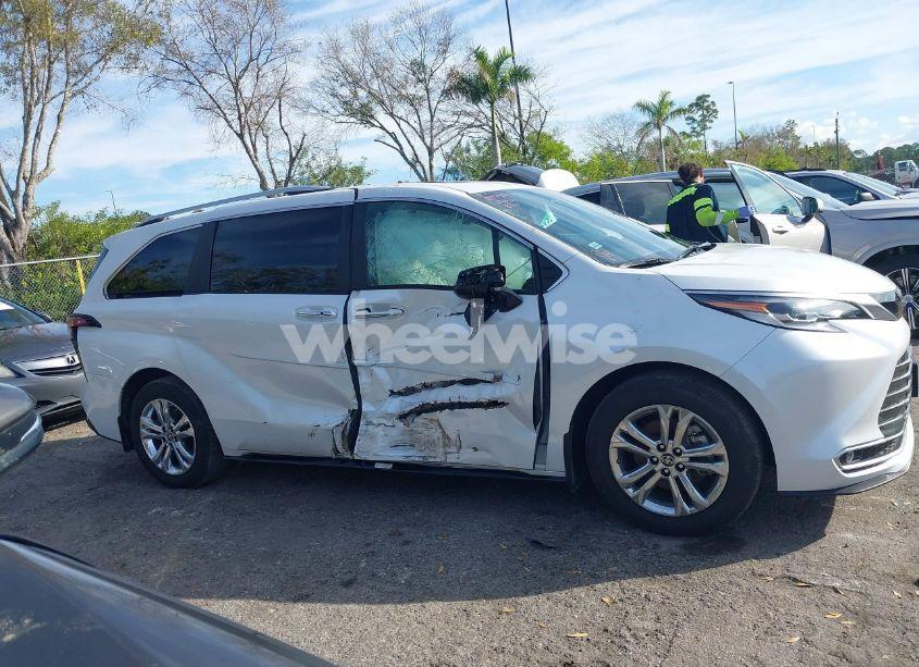 Photo 13 of 2023 Toyota Sienna PLATINUM (VIN 5TDESKFC5PS097474)