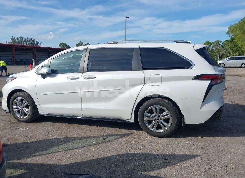 Photo 14 of 2023 Toyota Sienna PLATINUM (VIN 5TDESKFC5PS097474)