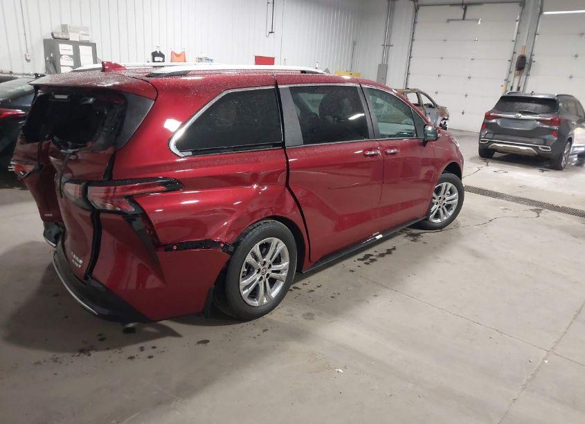 Photo 4 of 2022 Toyota Sienna PLATINUM (VIN 5TDESKFC9NS055256)