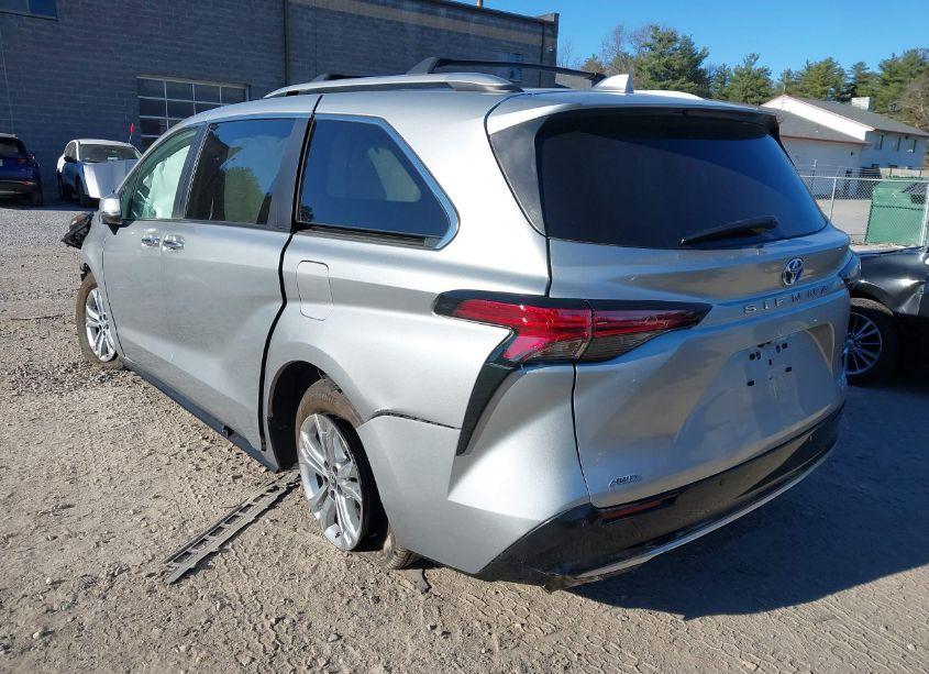 Photo 3 of 2023 Toyota Sienna PLATINUM (VIN 5TDESKFC9PS104684)