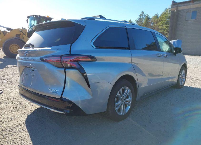 Photo 4 of 2023 Toyota Sienna PLATINUM (VIN 5TDESKFC9PS104684)