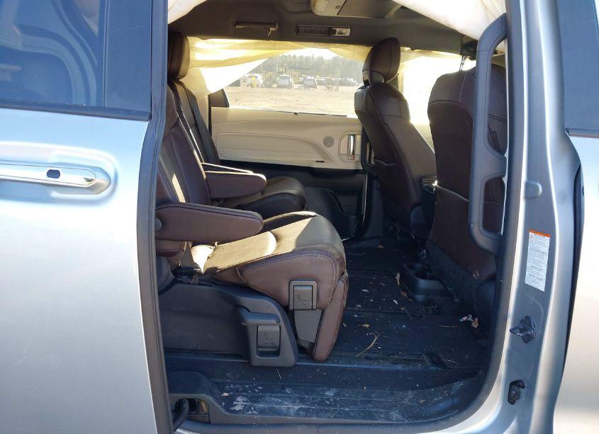 Photo 8 of 2023 Toyota Sienna PLATINUM (VIN 5TDESKFC9PS104684)