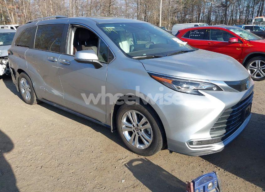 2024 Toyota Sienna PLATINUM (VIN 5TDESKFCXRS109542) main photo