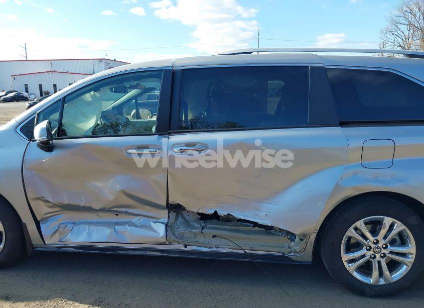 Photo 14 of 2024 Toyota Sienna PLATINUM (VIN 5TDESKFCXRS109542)