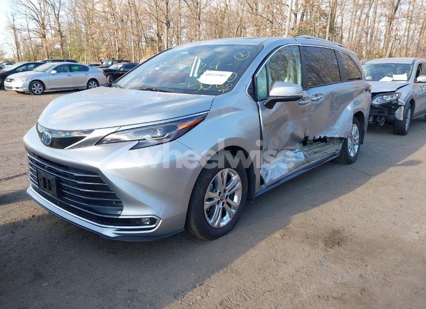 Photo 2 of 2024 Toyota Sienna PLATINUM (VIN 5TDESKFCXRS109542)
