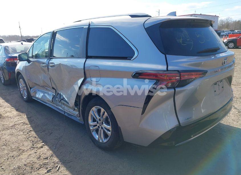 Photo 3 of 2024 Toyota Sienna PLATINUM (VIN 5TDESKFCXRS109542)