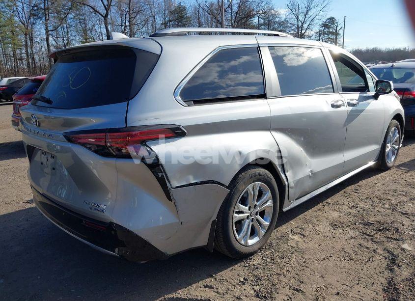 Photo 4 of 2024 Toyota Sienna PLATINUM (VIN 5TDESKFCXRS109542)