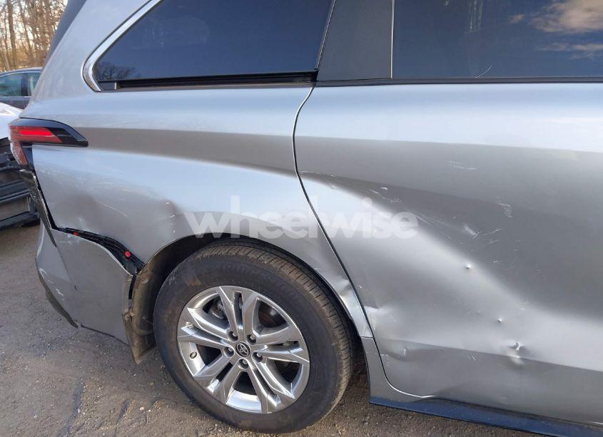 Photo 6 of 2024 Toyota Sienna PLATINUM (VIN 5TDESKFCXRS109542)