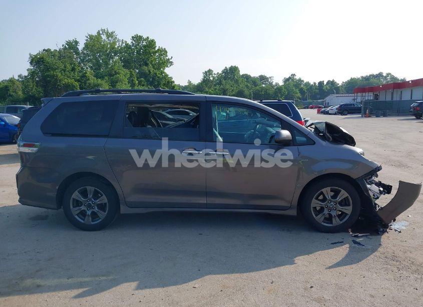 Photo 13 of 2019 Toyota Sienna SE PREMIUM (VIN 5TDEZ3DC9KS215829)