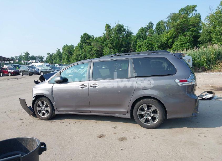 Photo 14 of 2019 Toyota Sienna SE PREMIUM (VIN 5TDEZ3DC9KS215829)