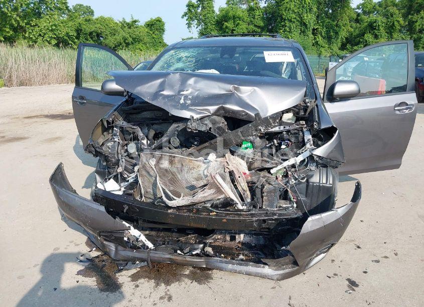 Photo 6 of 2019 Toyota Sienna SE PREMIUM (VIN 5TDEZ3DC9KS215829)