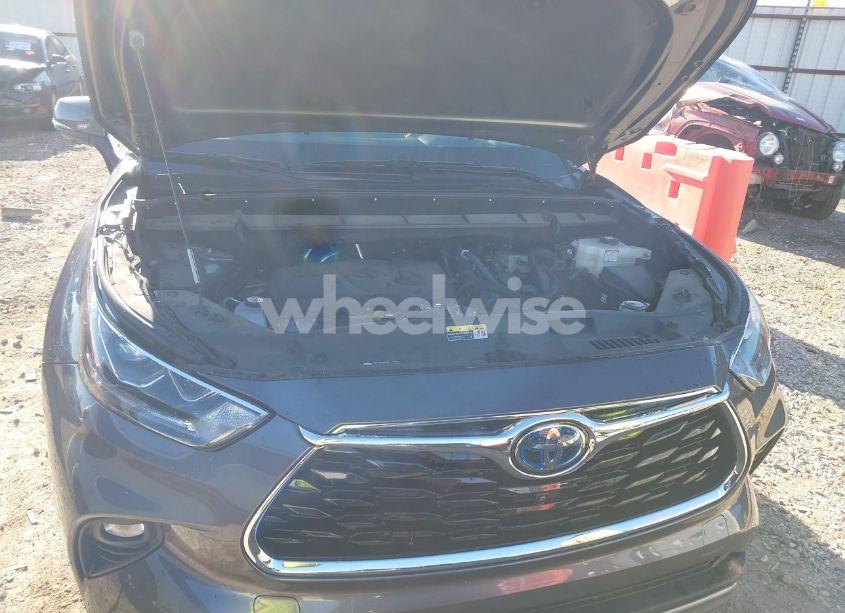 Photo 10 of 2023 Toyota Highlander HYBRID PLATINUM (VIN 5TDFARAH2PS525908)