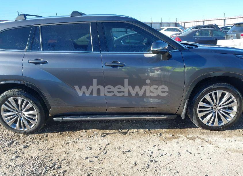 Photo 14 of 2023 Toyota Highlander HYBRID PLATINUM (VIN 5TDFARAH2PS525908)