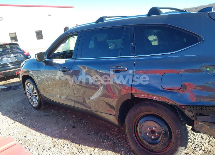 Photo 15 of 2023 Toyota Highlander HYBRID PLATINUM (VIN 5TDFARAH2PS525908)