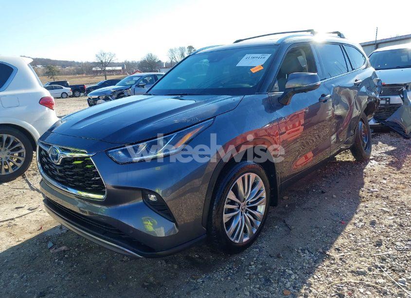 Photo 2 of 2023 Toyota Highlander HYBRID PLATINUM (VIN 5TDFARAH2PS525908)