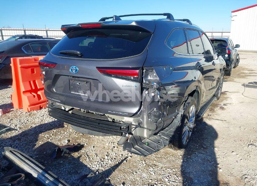 Photo 4 of 2023 Toyota Highlander HYBRID PLATINUM (VIN 5TDFARAH2PS525908)