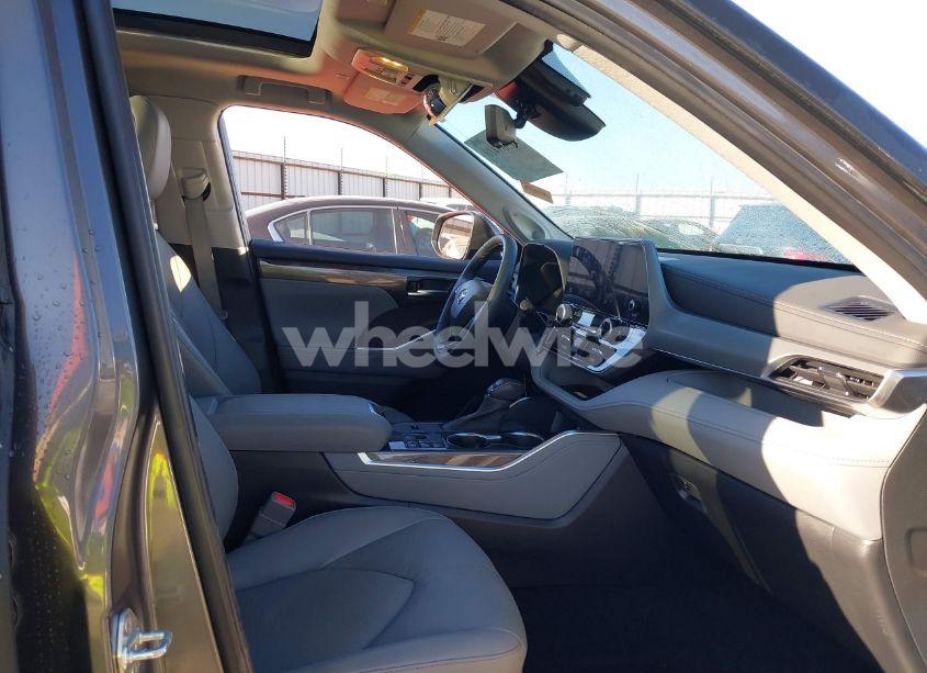 Photo 5 of 2023 Toyota Highlander HYBRID PLATINUM (VIN 5TDFARAH2PS525908)